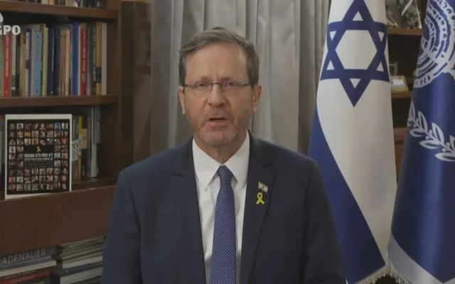 Le président Isaac Herzog émet un message vidéo le 20 mars 2025. (Crédit : Capture d'écran/ Résidence du Président) Le président Isaac Herzog émet un message vidéo le 20 mars 2025. (Crédit : Capture d'écran/ Résidence du Président)