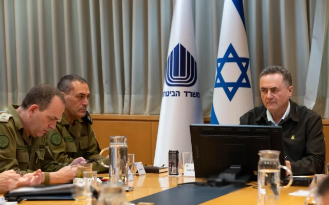 Le ministre de la Défense, Israel Katz, rencontre le chef d'état-major de Tsahal, le lieutenant-général Eyal Zamir, le chef de la Direction des opérations, le général de division Oded Basiuk, et d'autres hauts responsables lors d'une évaluation, le 20 mars 2025. (Crédit : Ariel Hermoni/Ministère de la Défense) Le ministre de la Défense, Israel Katz, rencontre le chef d'état-major de Tsahal, le lieutenant-général Eyal Zamir, le chef de la Direction des opérations, le général de division Oded Basiuk, et d'autres hauts responsables lors d'une évaluation, le 20 mars 2025. (Crédit : Ariel Hermoni/Ministère de la Défense)