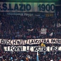 Des supporters de la Lazio déploient depuis les tribunes des banderoles sur lesquelles on peut lire : « Auschwitz est votre patrie, les fours sont vos maisons ». Les fours sont vos maisons » lors d'un match de Serie A entre la Lazio et l'AS Roma, au stade olympique de Rome, le 29 novembre 1998. 29, 1998. (Crédit : Plinio Lepri/AP)
