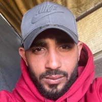 Basel al-Quran, un résident temporaire d'Israël qui a été expulsé vers Gaza après avoir purgé une peine de prison pour des infractions au code de la route, prend un selfie à Rafah le 5 mars 2025. (Crédit : Autorisation)