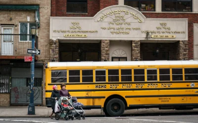 Des femmes avec des poussettes devant l'école juive religieuse, Kehilath Yakov, dans le quartier de South Williamsburg, le 9 avril 2019 dans l'arrondissement de Brooklyn à New York. (Crédit : Drew Angerer / Getty Images North America / Getty Images via AFP)