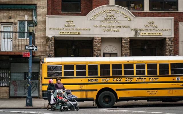Des femmes avec des poussettes devant l'école juive religieuse, Kehilath Yakov, dans le quartier de South Williamsburg, le 9 avril 2019 dans l'arrondissement de Brooklyn à New York. (Crédit : Drew Angerer / Getty Images North America / Getty Images via AFP) Des femmes avec des poussettes devant l'école juive religieuse, Kehilath Yakov, dans le quartier de South Williamsburg, le 9 avril 2019 dans l'arrondissement de Brooklyn à New York. (Crédit : Drew Angerer / Getty Images North America / Getty Images via AFP)