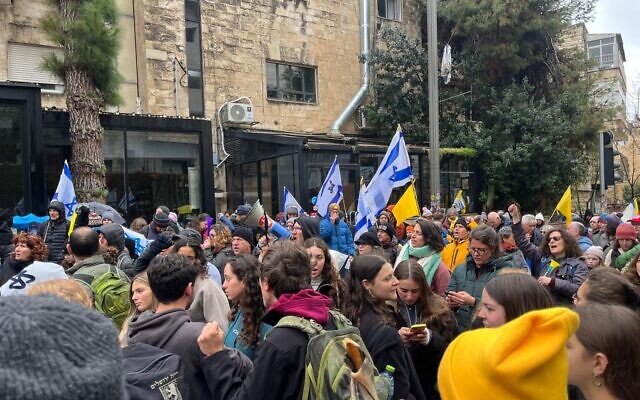 Des manifestants se rassemblent à Jérusalem près de la résidence du Premier ministre, rue Azza, après que le gouvernement a voté le renvoi du chef du Shin Bet, Ronen Bar, le 21 mars 2025. (Crédit : Orna Kupferman/Pro-Democracy Protest Movement) Des manifestants se rassemblent à Jérusalem près de la résidence du Premier ministre, rue Azza, après que le gouvernement a voté le renvoi du chef du Shin Bet, Ronen Bar, le 21 mars 2025. (Crédit : Orna Kupferman/Pro-Democracy Protest Movement)