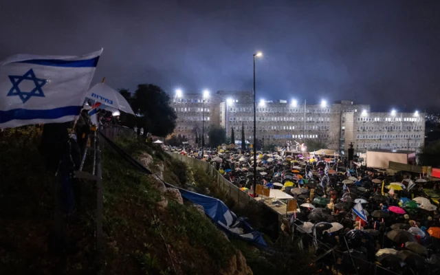 Des manifestants devant le bureau du Premier ministre alors que le cabinet se réunit sur la décision du Premier ministre Benjamin Netanyahu de renvoyer le chef du Shin Bet Ronen Bar à Jérusalem, le 20 mars 2025. (Crédit : Chaim Goldberg/Flash90) Des manifestants devant le bureau du Premier ministre alors que le cabinet se réunit sur la décision du Premier ministre Benjamin Netanyahu de renvoyer le chef du Shin Bet Ronen Bar à Jérusalem, le 20 mars 2025. (Crédit : Chaim Goldberg/Flash90)