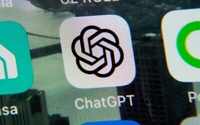 L'application ChatGPT est affichée sur un iPhone à New York, le 18 mai 2023. (Crédit : Richard Drew/AP)