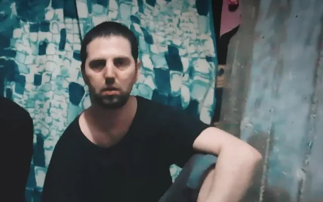 L'otage Elkana Bohbot dans une vidéo de propagande du Hamas diffusée le 24 mars 2025. (Crédit : Capture d'écran) L'otage Elkana Bohbot dans une vidéo de propagande du Hamas diffusée le 24 mars 2025. (Crédit : Capture d'écran)