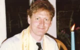 Jeffrey Klein dirigeant le seder en 1990. (Crédit : Famille Klein)