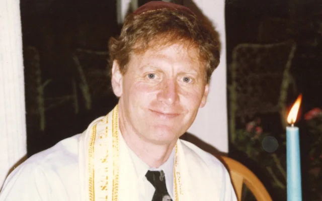 Jeffrey Klein dirigeant le seder en 1990. (Crédit : Famille Klein)
