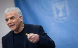 Le chef de l'opposition et chef du parti Yesh Atid, le député Yaïr Lapid, dirigeant une réunion de sa faction, à la Knesset, le 24 mars 2025 (Crédit : Yonatan Sindel/Flash90)