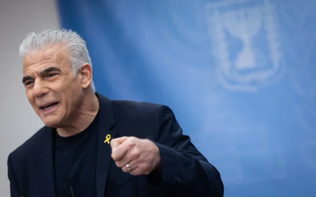 Le chef de l'opposition et chef du parti Yesh Atid, le député Yaïr Lapid, dirigeant une réunion de sa faction, à la Knesset, le 24 mars 2025 (Crédit : Yonatan Sindel/Flash90) Le chef de l'opposition et chef du parti Yesh Atid, le député Yaïr Lapid, dirigeant une réunion de sa faction, à la Knesset, le 24 mars 2025 (Crédit : Yonatan Sindel/Flash90)