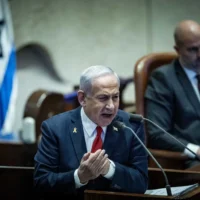 Le Premier ministre Benjamin Netanyahu s'exprime lors d'un débat, dans la salle du plénum de la Knesset à Jérusalem, le 26 mars 2025. (Crédit : Yonatan Sindel/Flash90)