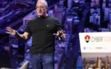 Le cofondateur de Waze et ancien PDG Noam Bardin s'exprime lors de la conférence annuelle Cybertech à Tel Aviv. (Crédit : Gilad Kavalerchik)