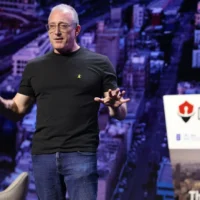 Le cofondateur de Waze et ancien PDG Noam Bardin s'exprime lors de la conférence annuelle Cybertech à Tel Aviv. (Crédit : Gilad Kavalerchik)