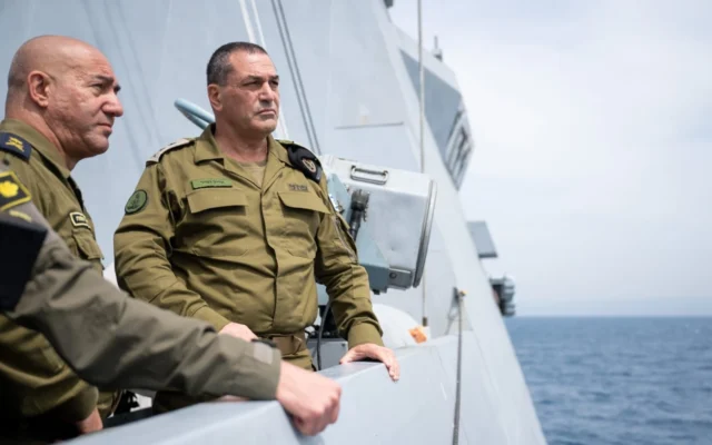 Le chef d'état-major de Tsahal, le lieutenant-général Eyal Zamir (à droite) est vu aux côtés du chef de la marine, le vice-amiral David Saar Salama, sur une corvette de la marine israélienne à la base navale de Haïfa, le 25 mars 2025. (Crédit : Armée israélienne) Le chef d'état-major de Tsahal, le lieutenant-général Eyal Zamir (à droite) est vu aux côtés du chef de la marine, le vice-amiral David Saar Salama, sur une corvette de la marine israélienne à la base navale de Haïfa, le 25 mars 2025. (Crédit : Armée israélienne)