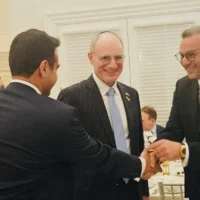 L'ambassadeur d'Israël aux États-Unis Yechiel Leiter (au centre) et le conseiller du président américain Donald Trump pour le Moyen-Orient Massad Boulos (à droite) lors d'un dîner d'iftar à l'ambassade d'Israël, à Washington, DC, le 24 mars 2025. (Crédit : Ambassade d'Israël aux États-Unis)