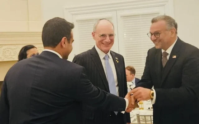 L'ambassadeur d'Israël aux États-Unis Yechiel Leiter (au centre) et le conseiller du président américain Donald Trump pour le Moyen-Orient Massad Boulos (à droite) lors d'un dîner d'iftar à l'ambassade d'Israël, à Washington, DC, le 24 mars 2025. (Crédit : Ambassade d'Israël aux États-Unis) L'ambassadeur d'Israël aux États-Unis Yechiel Leiter (au centre) et le conseiller du président américain Donald Trump pour le Moyen-Orient Massad Boulos (à droite) lors d'un dîner d'iftar à l'ambassade d'Israël, à Washington, DC, le 24 mars 2025. (Crédit : Ambassade d'Israël aux États-Unis)