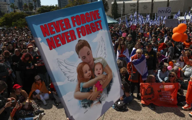 Des personnes en deuil se rassemblent pour rendre hommage à Shiri, Ariel et Kfir Bibas sur la place des Otages à Tel Aviv, le 26 février 2025. (Crédit : Ahmad Gharabli / AFP) Des personnes en deuil se rassemblent pour rendre hommage à Shiri, Ariel et Kfir Bibas sur la place des Otages à Tel Aviv, le 26 février 2025. (Crédit : Ahmad Gharabli / AFP)