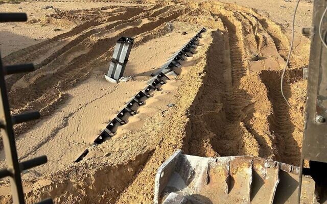 Une photo montre un lance-roquettes multiple que les forces israéliennes ont découvert dans le sud de Gaza à Rafah, le 27 mars 2025. (Crédit : Armée israélienne) Une photo montre un lance-roquettes multiple que les forces israéliennes ont découvert dans le sud de Gaza à Rafah, le 27 mars 2025. (Crédit : Armée israélienne)