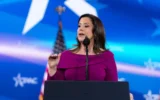 La représentante républicaine de New York, Elise Stefanik, s'exprime lors du CPAC, au Gaylord National Resort & Convention Center, le 22 février 2025, à Oxon Hill, dans le Maryland (Crédit : Jose Luis Magana/AP)