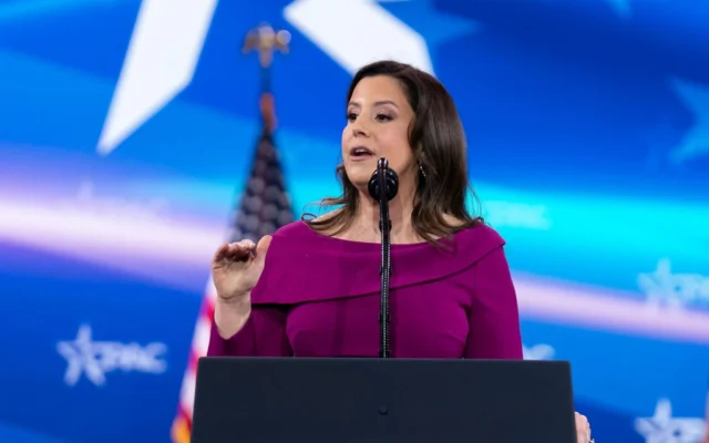 La représentante républicaine de New York, Elise Stefanik, s'exprime lors du CPAC, au Gaylord National Resort & Convention Center, le 22 février 2025, à Oxon Hill, dans le Maryland (Crédit : Jose Luis Magana/AP) La représentante républicaine de New York, Elise Stefanik, s'exprime lors du CPAC, au Gaylord National Resort & Convention Center, le 22 février 2025, à Oxon Hill, dans le Maryland (Crédit : Jose Luis Magana/AP)