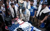 Des juifs progressistes et religieux manifestent contre le gouvernement israélien, devant le consulat d'Israël, le jour de Tisha BeAv, à New York, le 27 juillet 2023. (Crédit : Luke Tress/Times of Israel)