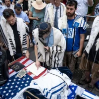 Des juifs progressistes et religieux manifestent contre le gouvernement israélien, devant le consulat d'Israël, le jour de Tisha BeAv, à New York, le 27 juillet 2023. (Crédit : Luke Tress/Times of Israel)