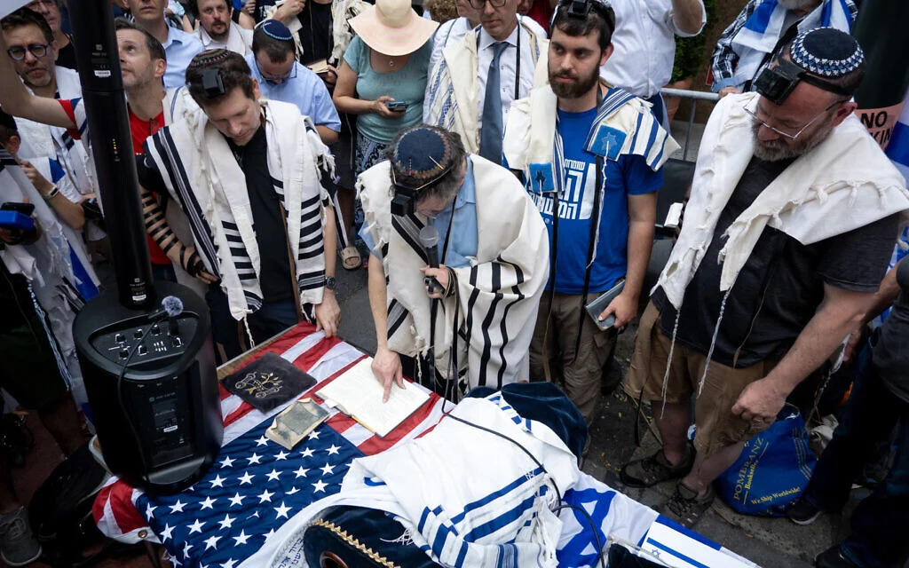 Des juifs progressistes et religieux manifestent contre le gouvernement israélien, devant le consulat d'Israël, le jour de Tisha BeAv, à New York, le 27 juillet 2023. (Crédit : Luke Tress/Times of Israel) Des juifs progressistes et religieux manifestent contre le gouvernement israélien, devant le consulat d'Israël, le jour de Tisha BeAv, à New York, le 27 juillet 2023. (Crédit : Luke Tress/Times of Israel)