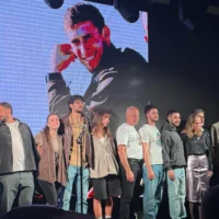 Les membres de la famille d'Aner Shapiro, tué en protégeant d'autres personnes dans un abri au bord de la route lors de la rave Nova le 7 octobre 2023, ont lancé un album de ses chansons le 27 mars 2025 à Jérusalem (Crédit : Autorisation)