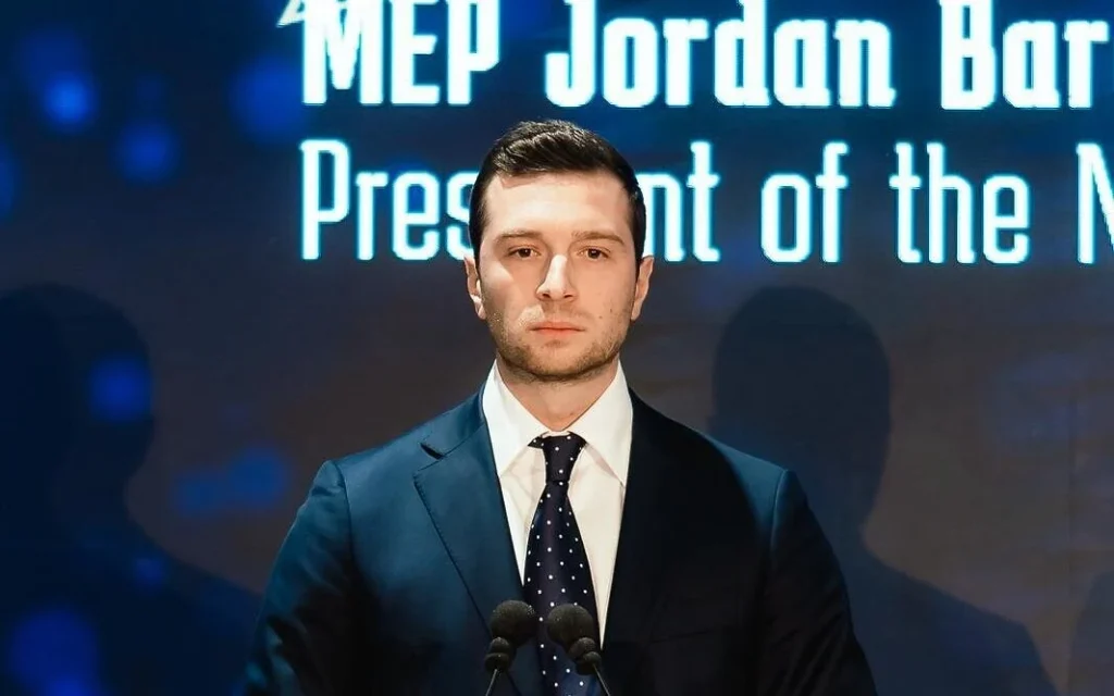 Jordan Bardella, chef du parti d'extrême droite français Rassemblement national (RN), lors de la conférence internationale sur la lutte contre l'antisémitisme à Jérusalem, le 27 mars 2025 (Crédit : GPO)