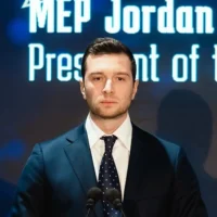 Jordan Bardella, chef du parti d'extrême droite français Rassemblement national (RN), lors de la conférence internationale sur la lutte contre l'antisémitisme à Jérusalem, le 27 mars 2025 (Crédit : GPO)