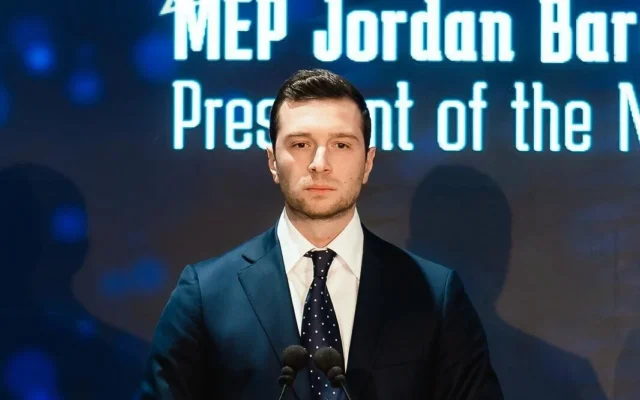 Jordan Bardella, chef du parti d'extrême droite français Rassemblement national (RN), lors de la conférence internationale sur la lutte contre l'antisémitisme à Jérusalem, le 27 mars 2025 (Crédit : GPO)