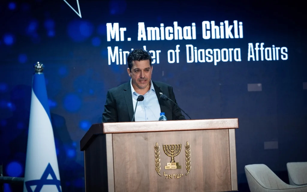 Le ministre de la Diaspora, Amichaï Chikli, s'exprimant lors de la conférence internationale sur la lutte contre l'antisémitisme, à Jérusalem, le 27 mars 2025. (Crédit : Yonatan Sindel/Flash90)