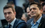 Le leader du Rassemblement national français Jordan Bardella (à droite) et le ministre de la Diaspora Amichai Chikli lors de la conférence internationale sur la lutte contre l'antisémitisme à Jérusalem, le 27 mars 2025. (Crédit : Yonatan Sindel/Flash90)