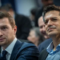Le président du Rassemblement national français, Jordan Bardella (à droite), et le ministre israélien de la Diaspora, Amichaï Chikli, lors de la conférence internationale sur la lutte contre l'antisémitisme, à Jérusalem, le 27 mars 2025. (Crédit : Yonatan Sindel/Flash90)