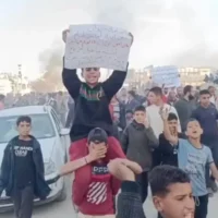 Des Palestiniens manifestent contre le Hamas à Gaza le 27 mars 2025. (Crédit : Capture d'écran/X)