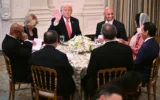 Le président américain Donald Trump participe à un dîner d'iftar dans la salle à manger de la Maison Blanche à Washington, DC, le 27 mars 2025 (Crédit : Mandel NGAN / AFP)