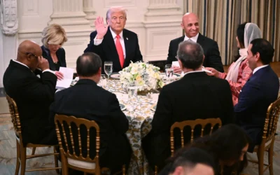 Le président américain Donald Trump participe à un dîner d'iftar dans la salle à manger de la Maison Blanche à Washington, DC, le 27 mars 2025 (Crédit : Mandel NGAN / AFP)