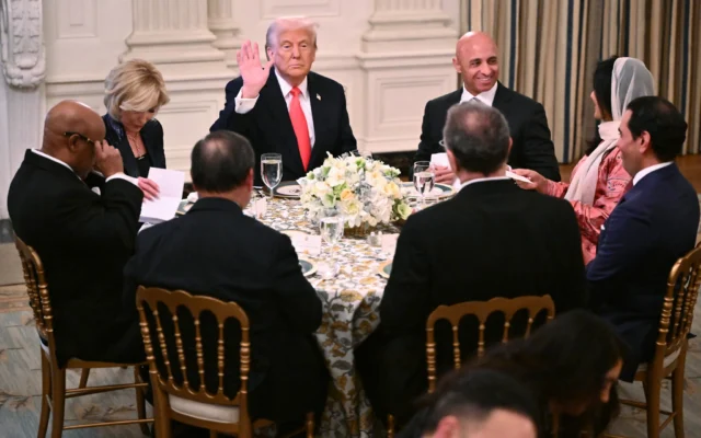 Le président américain Donald Trump participe à un dîner d'iftar dans la salle à manger de la Maison Blanche à Washington, DC, le 27 mars 2025 (Crédit : Mandel NGAN / AFP) Le président américain Donald Trump participe à un dîner d'iftar dans la salle à manger de la Maison Blanche à Washington, DC, le 27 mars 2025 (Crédit : Mandel NGAN / AFP)