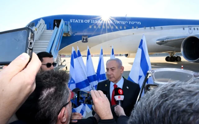 Le Premier ministre Benjamin Netanyahu s'adresse aux médias avant de monter à bord d'un avion pour Washington, le 2 février 2025. (Crédit : Avi Ohayon/GPO) Le Premier ministre Benjamin Netanyahu s'adresse aux médias avant de monter à bord d'un avion pour Washington, le 2 février 2025. (Crédit : Avi Ohayon/GPO)
