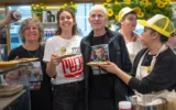 (De gauche à droite) : L'ex-otage Aviva Siegel, sa fille Shir et son mari, l'otage récemment libéré Keith, célèbrent l'ouverture de la maison de crêpes Keit Siegel au marché Sarona à Tel Aviv, le 26 mars 2025. (Crédit : Miriam Alster/Flash90)