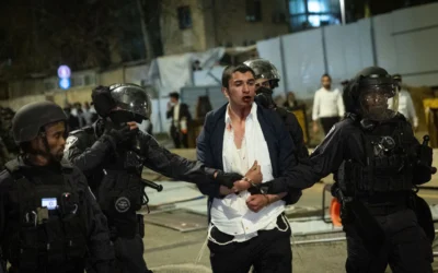 Un jeune ultra-orthodoxe arrêté par la police lors d'émeutes à un rassemblement contre la conscription des Haredim dans l’armée israélienne, à Jérusalem, le 27 mars 2025. (Crédit : Chaïm Goldberg/Flash90)