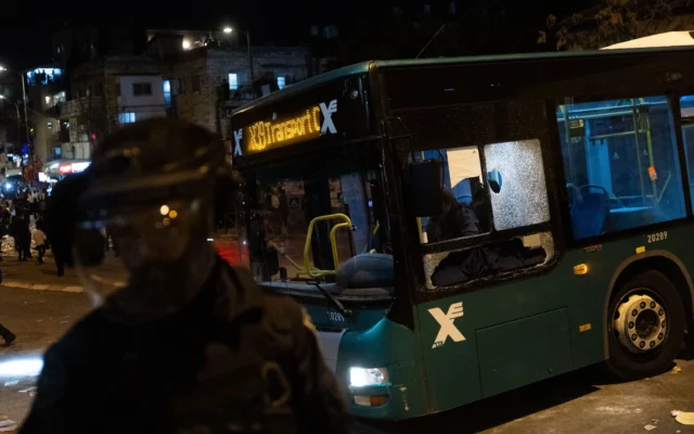 Affrontements entre Juifs ultra-orthodoxes, causant des dégradations et la police lors d'un rassemblement contre la conscription des Haredim dans Tsahal, à Jérusalem, le 27 mars 2025. (Crédit : Chaim Goldberg/Flash90)