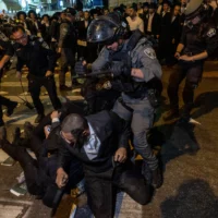Affrontements entre Juifs ultra-orthodoxes et la police lors d'un rassemblement contre la conscription des Haredim dans Tsahal, à Jérusalem, le 27 mars 2025. (Crédit : Chaim Goldberg/Flash90)