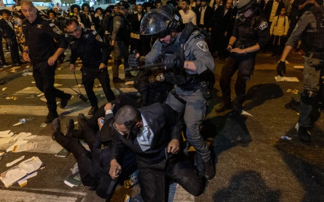 Affrontements entre Juifs ultra-orthodoxes et la police lors d'un rassemblement contre la conscription des Haredim dans Tsahal, à Jérusalem, le 27 mars 2025. (Crédit : Chaim Goldberg/Flash90) Affrontements entre Juifs ultra-orthodoxes et la police lors d'un rassemblement contre la conscription des Haredim dans Tsahal, à Jérusalem, le 27 mars 2025. (Crédit : Chaim Goldberg/Flash90)