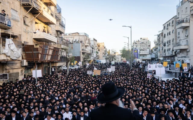 Des Juifs ultra-orthodoxes participent à un rassemblement contre la conscription des haredim dans Tsahal, à Jérusalem, le 27 mars 2025. (Crédit : Chaim Goldberg/Flash90)