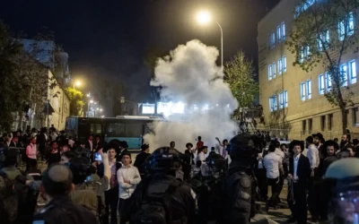 Affrontements entre Juifs ultra-orthodoxes et la police lors d'un rassemblement contre la conscription des Haredim dans Tsahal, à Jérusalem, le 27 mars 2025. (Crédit : Chaim Goldberg/Flash90)