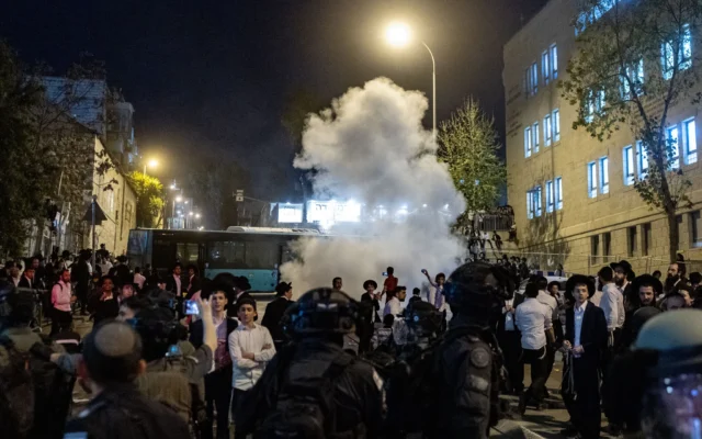 Affrontements entre Juifs ultra-orthodoxes et la police lors d'un rassemblement contre la conscription des Haredim dans Tsahal, à Jérusalem, le 27 mars 2025. (Crédit : Chaim Goldberg/Flash90)