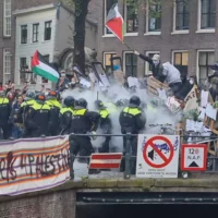Violents affrontements sur le campus de l'Université d'Amsterdam à Binnengasthuisterrein, le 8 mai 2024. (Crédit : Bart Schut)
