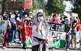 À l'occasion de l'anniversaire de l'attaque du 7 octobre 2023, des manifestants anti-Israël et pro-Palestiniens défilent en faveur du mouvement de boycott, de désinvestissement et de sanctions contre Israël, sur le campus de l'Université de Californie du Sud à Los Angeles, le 7 octobre 2024 à Los Angeles. (Crédit : Sarah Reingewirtz, Los Angeles Daily News/SCNG, via JTA)