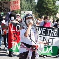 À l'occasion de l'anniversaire de l'attaque du 7 octobre 2023, des manifestants anti-Israël et pro-Palestiniens défilent en faveur du mouvement de boycott, de désinvestissement et de sanctions contre Israël, sur le campus de l'Université de Californie du Sud à Los Angeles, le 7 octobre 2024 à Los Angeles. (Crédit : Sarah Reingewirtz, Los Angeles Daily News/SCNG, via JTA)